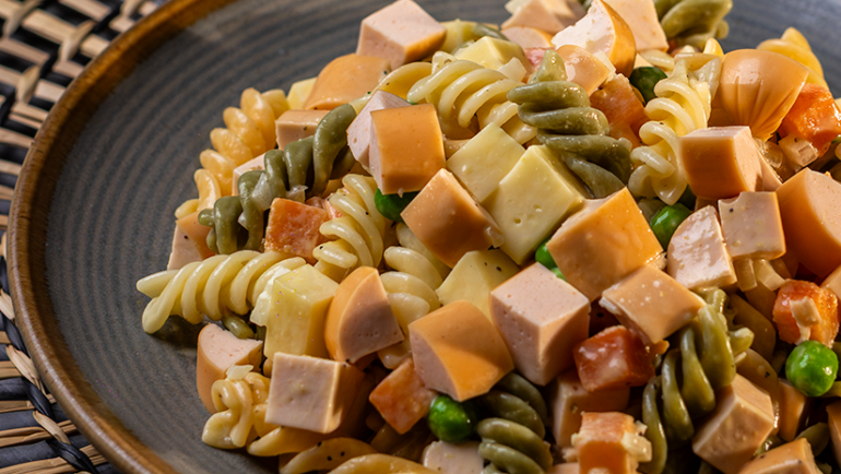 FUSILLI CON SALCHICHAS DE PECHUGA DE PAVO PEÑARANDA