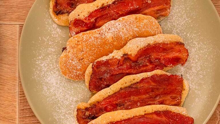TOCINO AHUMADO PEÑARANDA CARAMELIZADO CON MAPLE EN MASA DE HOT CAKES